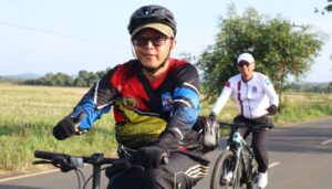 Pola Hidup Sehat, Laki Bini Ikuti Gowes Bersama Jajaran UPT Pemasyarakatan dan Keimigrasian Kanwil Kemenkumham Kalsel