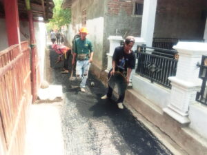 Desa Japura Kidul Kec Astanajapura Terapkan DD Hotmiks Jalan Gang Desa