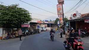 Sejumlah Anggota Polsek Sedong Polresta Cirebon Melaksanakan Pengaturan Lalulintas dan PH di Pertigaan Pasar Sedong