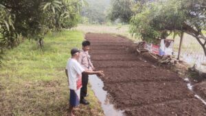 Ps.Kanit Binmas Polsek Beber Ajak Warga Desa Kamarang Lebak Manfaatkan Lahan Tidur untuk Ketahanan Pangan