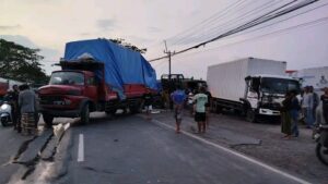 Tiga kendaraan terlibat tabrakan beruntun di Jalur Pantura Kecamatan Pangenan,Arus Lalulintas Sempat Tersendat