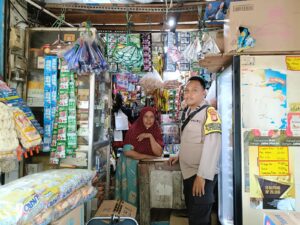 Bhabinkamtibmas Gunung Sahari Utara Pantau Stabilitas Harga Kebutuhan Pokok di Pasar Gang Lilin