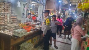 Bhabinkamtibmas Kebon Sirih Pengecekan Ketahanan Pangan Di Pasar Boplo Gondangdia