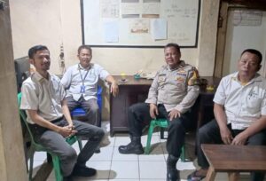 Bhabinkamtibmas Kelurahan Karang Anyar Pantau Stok dan Harga Sembako di PD Pasar Jaya