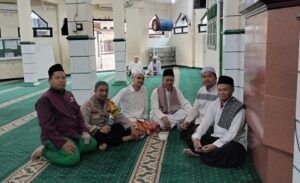 Bhabinkamtibmas Sambang Tokoh Agama Di Masjid Baitul Makmur, Sampaikan Imbauan Kamtibmas Dan Pilkada Damai