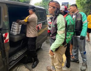 Dalam Rangka Jumat Berkah Polsek Menteng Membagikan Makanan Siap Saji Melalui Bhabinkamtibmas Cikini
