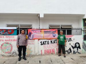 Bhabinkamtibmas Kelurahan Kemayoran Melaksanakan Kegiatan Pemasangan Spanduk Himbauan