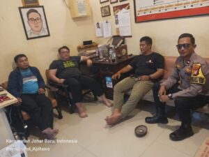 Bhabinkamtibmas kelurahan Kampung Rawa Melakukan Sambang Tokoh Masyarakat Di Pos Sekretariat RW 07