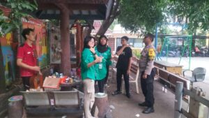 Bhabinkamtibmas Kelurahan Johar Baru Sambang dan Patroli Wilayah Berikan Himbauan kepada Pelajar Pulang Sekolah
