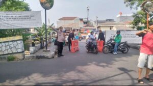Bhabinkamtibmas Pegangsaan Melaksanakan Kegiatan Pembatasan Kendaraan Roda Dua Di Jembatan Jalan Talang