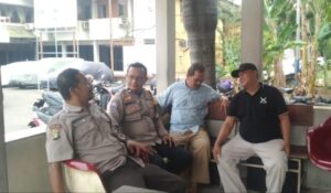 Sambangi Warga Bhabinkamtibmas Cempaka Putih Timur Ajak Warga Jaga Kekompakan
