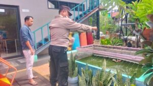 Bhabinkamtibmas Johar Baru Patroli Wilayah dan Dialog Warga Penggiat Budidaya Ikan Air Tawar untuk Ketahanan Pangan