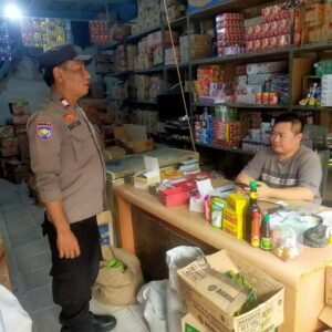 Bhabinkamtibmas Kelurahan Galur Sambang Dialogis Toko Agen Sembako Monitoring Ketahanan Pangan