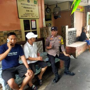 Sambang ke Pos Sekretariat RW, Bhabinkamtibmas Galur Cooling Syistem Dengan Ketua RT dan Tokoh Masyarakat
