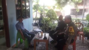Patroli Dialogis Sore Hari Bhabinkamtibmas Tanah Tinggi Sambang Pos RW 05