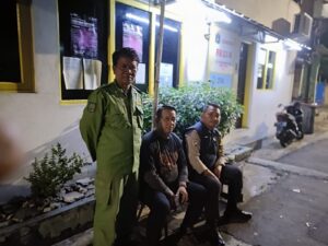 Patroli Malam hari Bhabinkamtibmas Gunung Sahari Utara Sambangi Pos Satkamling RW. 01