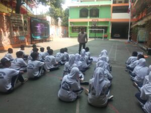 Deklarasi dan Penyuluhan Anti Tawuran Kanit Binmas Polsek Johar Baru Di SMP Negeri 156 Jakarta