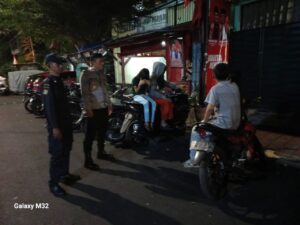 Cegah Potensi Tawuran Warga, Kapolsubsektor Kayu Awet, Imbau dan Bubarkan Anak-anak Remaja Kumpul-kumpul Larut Malam