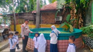 Terapkan Ketahanan Pangan Budidaya Ikan Bhabinkamtibmas Johar Baru Berikan Edukasi Anak-anak PAUD