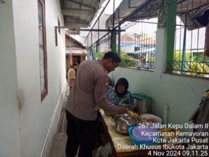 Bhabinkamtibmas Kelurahan Kemayoran Melakukan Monitoring Kegiatan Posyandu Balita Dan Lansia