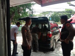 Polsek Kemayoran melakukan Pengamanan Pendistribusian Logistik Pilgub – Wagub DKI Jakarta Tahun 2024