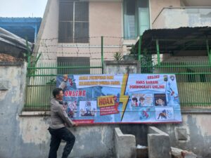 Bhabinkamtibmas Kebon Kacang Pemasangan Spanduk Bahaya Judol, Jebakan Pinjol, Hoax Dan Bahaya Pornografi Online RW 06