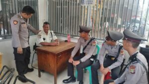 Unit Samapta Polsek Sawah Besar Gelar Patroli Dialogis di Pertokoan Pasar Baru