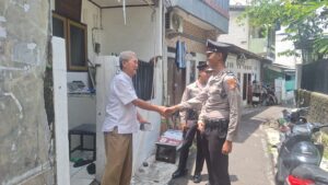 Bhabinkamtibmas Gelora Bersama Siswa Latja Patroli Dialogis Sambangi Warga RT 04/02 Sampaikan Imbauan Kamtibmas
