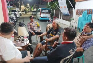 Cooling System Bhabinkamtibmas Kampung Rawa Bersama Ketua RW, FKDM dan Warga di Pos RW 07 Ciptakan Pilkada Aman