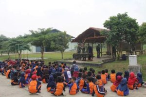 Wisata Edukasi, Ratusan Siswa Siswi SD Kunjungi Markas TNI Yonif 318 Kostrad