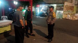 Bhabinkamtibmas Gondangdia Hadir Di Posko Nila Jaya Untuk Mencegah Tawuran Warga