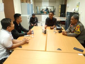 Patroli Sore Bhabinkamtibmas Mangga Dua Selatan Sambangi Pusat Perekonomian