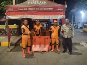 Di Jembatan Menteng Tenggulun Personil Polsek Metro Menteng Hadir Untuk Antisipasi Kejahatan Malam Hari