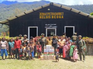 Satgas Yonif 323 Kostrad Berbagi Kasih di Beoga