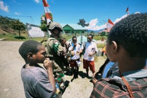 Satgas Yonif 509 Kostrad Bagikan Buku Untuk Anak-Anak di Titik Kuat Mamba, Tumbuhkan Semangat Belajar
