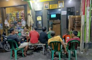 Sambang Pos Kamling Bhabinkamtibmas Kampung Rawa Sampaikan Pesan Kamtibmas kepada Ketua RT dan Satkamling Ciptakan Pilkada Aman