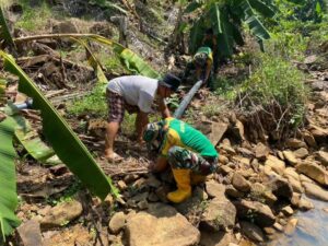 Kebersamaan di Perbatasan, Satgas Pamtas Yonarmed 11 Kostrad dan Warga Perbaiki Saluran Pipa Air