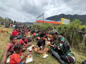 Satgas Yonif 323 Kostrad Gelar Makan Siang Bersama Warga Mayuberi