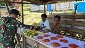 Satgas Yonif 501 Kostrad Laksanakan Aksi Berbagi Pada Jum’at Berkah di Masyarakat dan SD YPK Susumuk