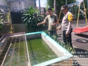 Bhabinkamtibmas Johar Baru Kunjungi Warga Budidaya Ikan Air Tawar untuk Mendukung Ketahanan Pangan Lokal