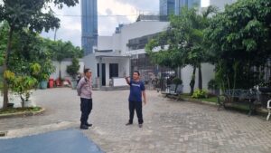 Bhabinkamtibmas Karet Tengsin Bersama Petugas Keamanan Pengecekan Lokasi TPS 28