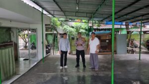 Menjelang Pilkada Bhabinkamtibmas Karet Tengsin Bersama Ketua RW 09 Pengecekan Lokasi TPS 30
