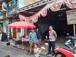 Bhabinkamtibmas Kelurahan Karet Tengsin Bersama Ketua RT 17/07 Pengecekan Lokasi TPS 26 Jelang Pilkada