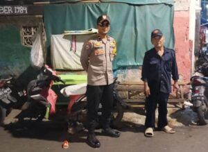 Sambangi Petugas Satkamling RW 08, Bhabinkamtibmas Kampung Rawa Sampaikan Imbauan Kamtibmas