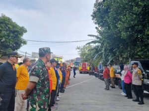 Gerebek Lumpur di Jalan Rasela 1, Bhabinkamtibmas dan Tiga Pilar Bersihkan Lingkungan RW 02 Gunung Sahari Utara