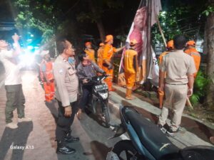 Polsek Metro Gambir Turunkan Alat Peraga Kampanye (APK) di Wilayah Gambir