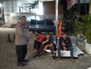 Patroli Malam Hari Bhabinkamtibmas Mangga Dua Selatan Bersama Warga
