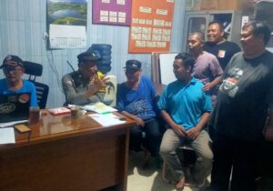 Jelang Pemungutan Suara Pilkada Bhabinkamtibmas Galur Sambang Dialogis Sampaikan Pesan Kamtibmas di Pos RW 06 Kelurahan Galur