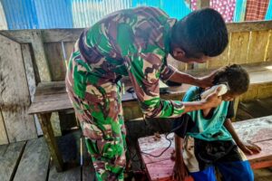 Cukur Rambut Gratis Kesatria Mayangkara Untuk Anak Papua