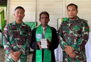 Satgas Pamtas Yonarmed 11 Kostrad Bagikan Alkitab dan Bacaan Rohani Untuk Gereja GPIB Di Sei Manggaris
